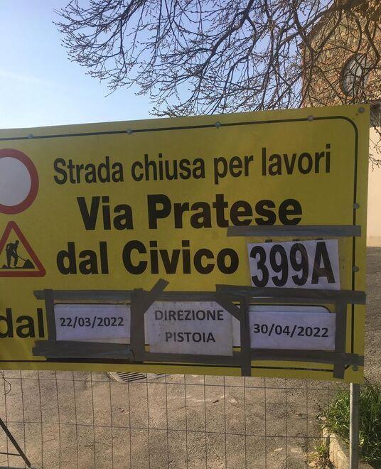 Uno dei cartelli per i lavori in corso in via Pratese a Chiazzano