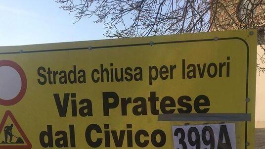 Uno dei cartelli per i lavori in corso in via Pratese a Chiazzano