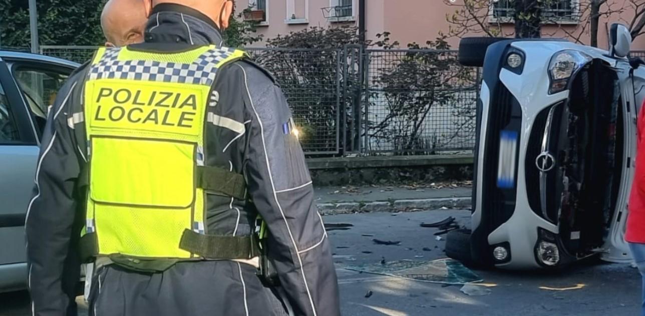 Vignola, schianto all'incrocio: auto si ribalta su un lato