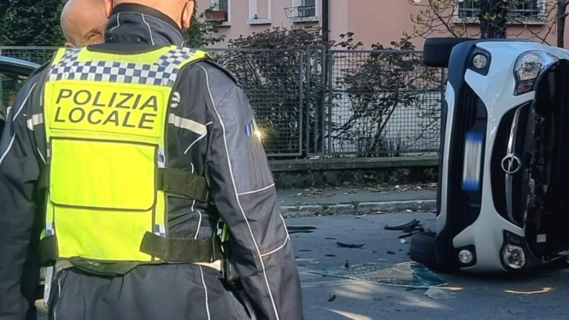 Vignola, schianto all'incrocio: auto si ribalta su un lato
