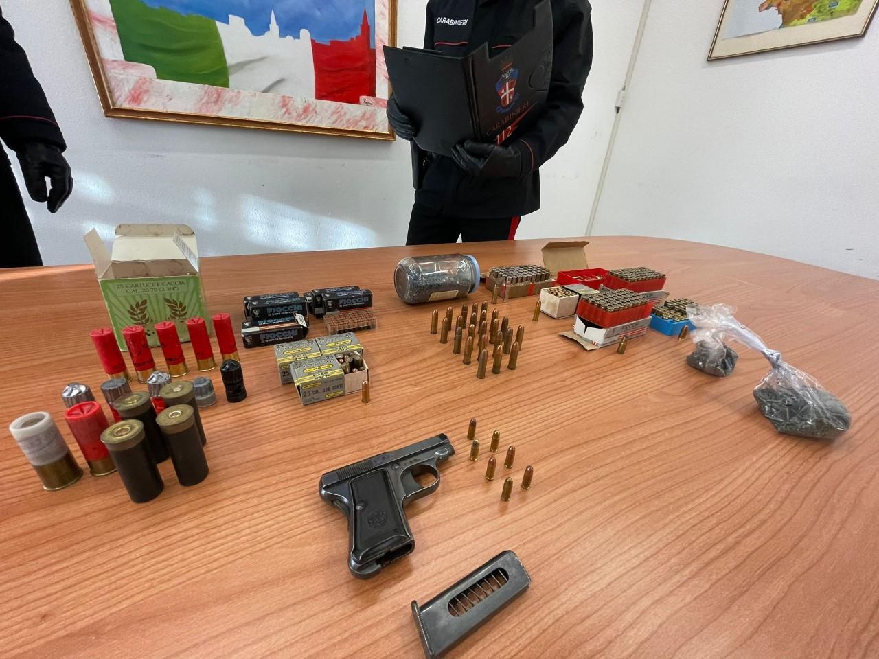 Alghero, pistola non denunciata in casa: arrestato imprenditore 