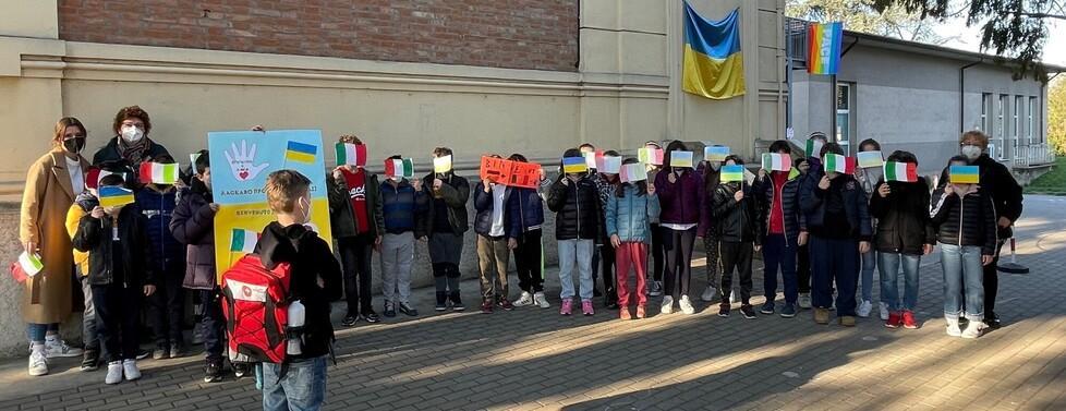 Reggio Emilia, tricolori e bandiere ucraine per Myron il nuovo studente della primaria di Rivalta 
