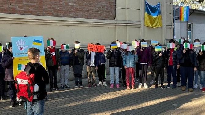 Reggio Emilia, tricolori e bandiere ucraine per Myron il nuovo studente della primaria di Rivalta