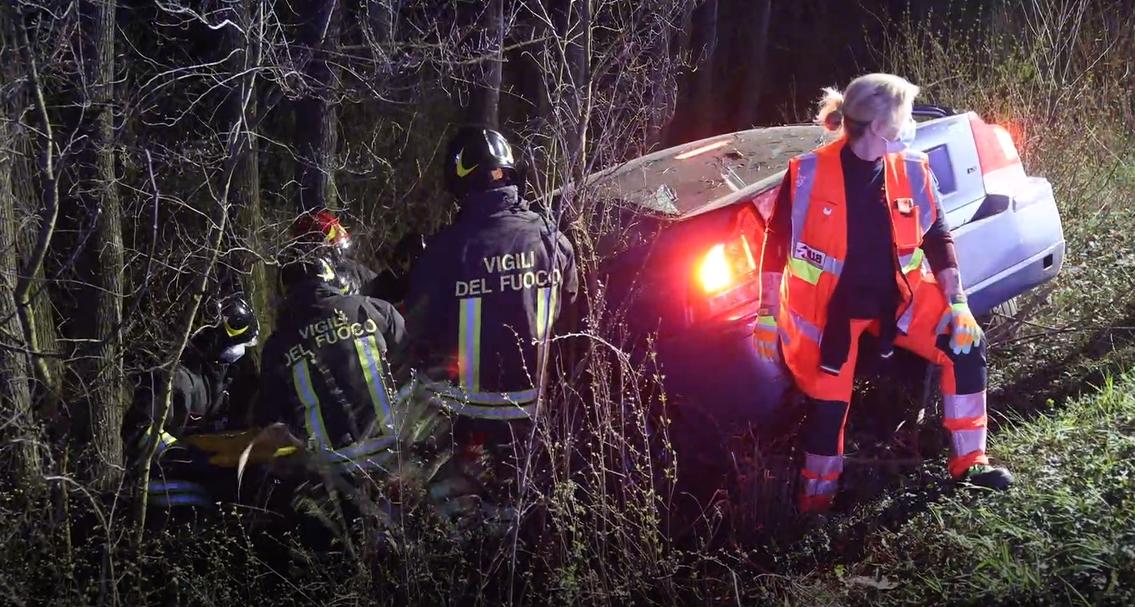 Tampona un’auto e finisce nel fosso, grave un 45enne 