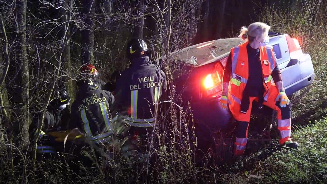 Tampona un’auto e finisce nel fosso, grave un 45enne