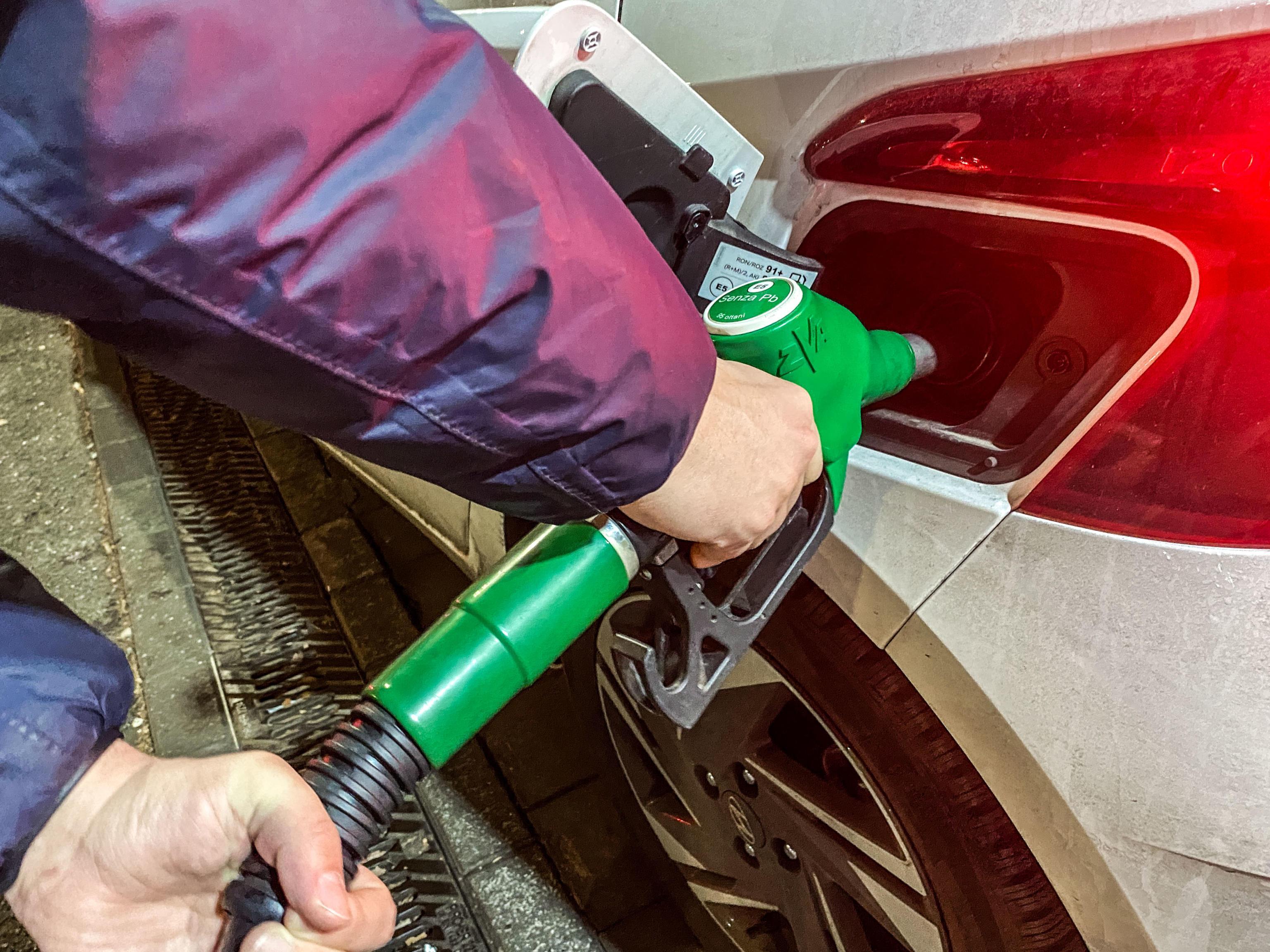 A Rosignano i cittadini si sono inventati un modo per risparmiare sul carburante (Foto Ansa)