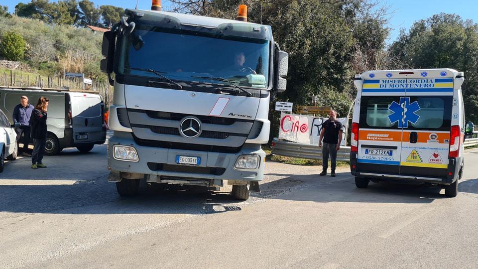 Camion e ambulanza ieri in via del Limoncino (foto stefanini/silvi)