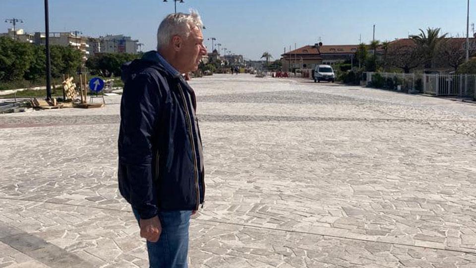 Giorgio Del Ghingaro ieri mattina sulla Terrazza della Repubblica, dove è in corso il rifacimento della pavimentazione: un lavoro iniziato la scorsa estate