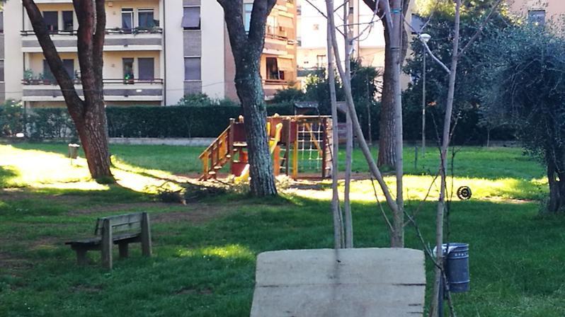 Il parco dei Ciliegi, a Massa: la gestrice è stata minacciata dalla babygang che spaventa il quartiere