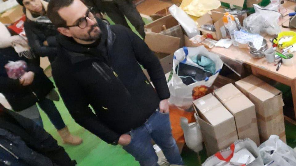 Nicola Barbarito durante la consegna degli aiuti alimentari per il popolo ucraino raccolti a Pistoia.