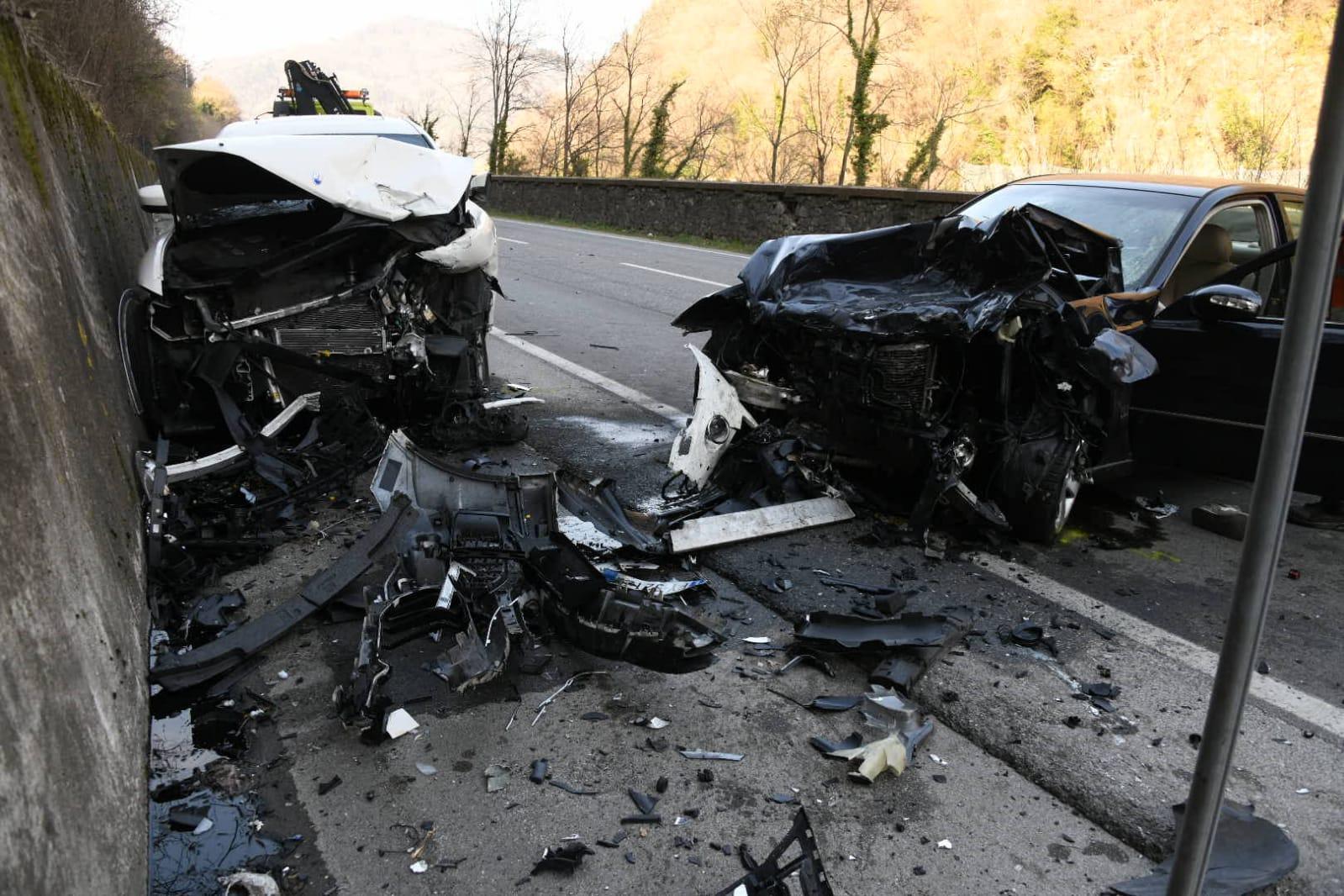 Borgo a Mozzano, frontale durante il sorpasso: muore sul colpo 