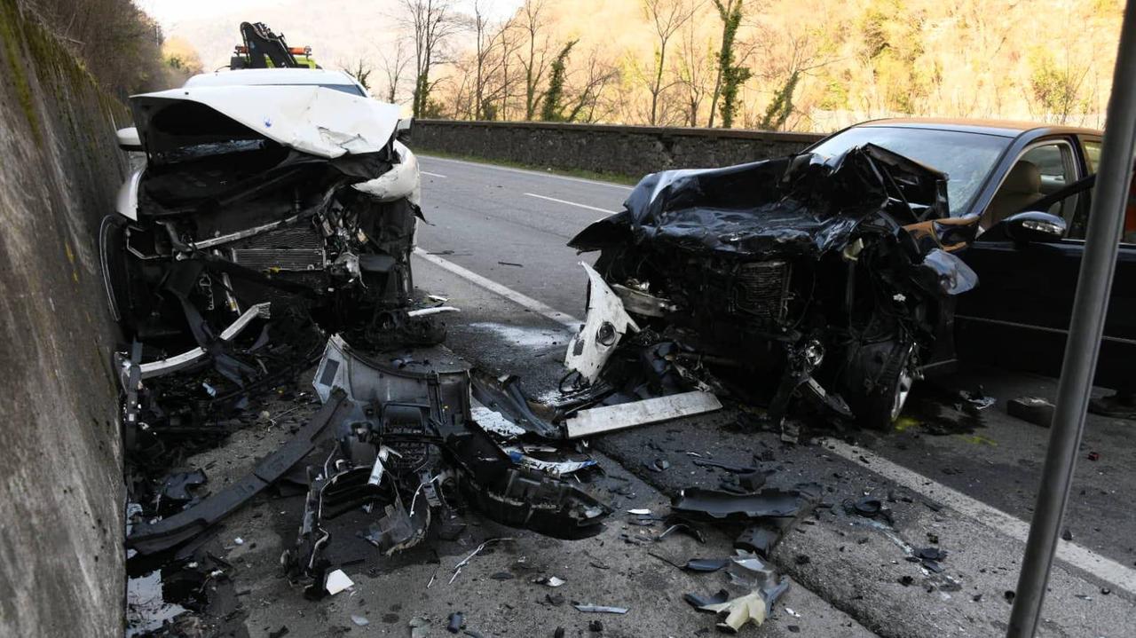 Borgo a Mozzano, frontale durante il sorpasso: muore sul colpo