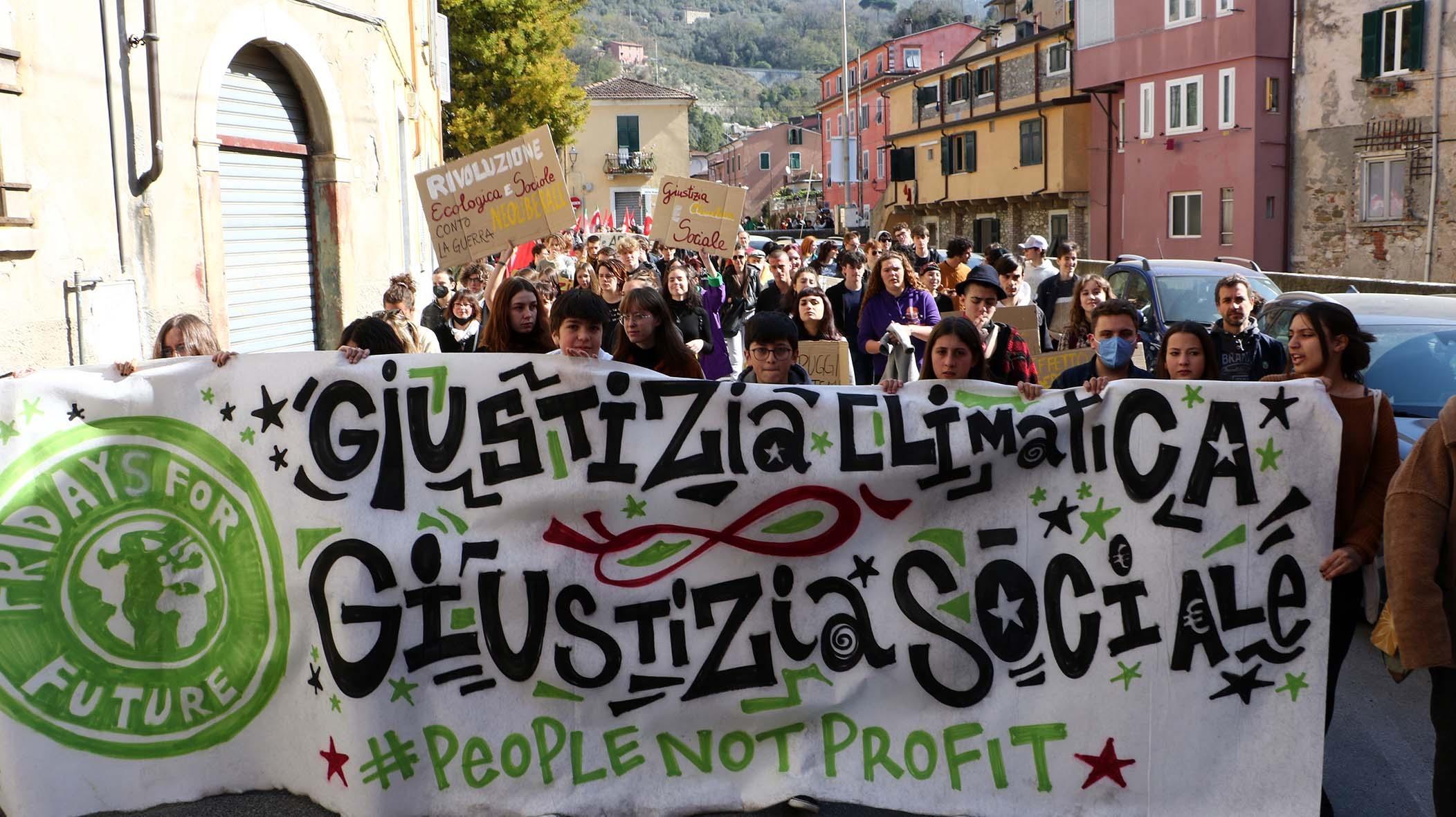 Lavoro e ambiente, in città sfilano in più di 200 a difesa del clima 