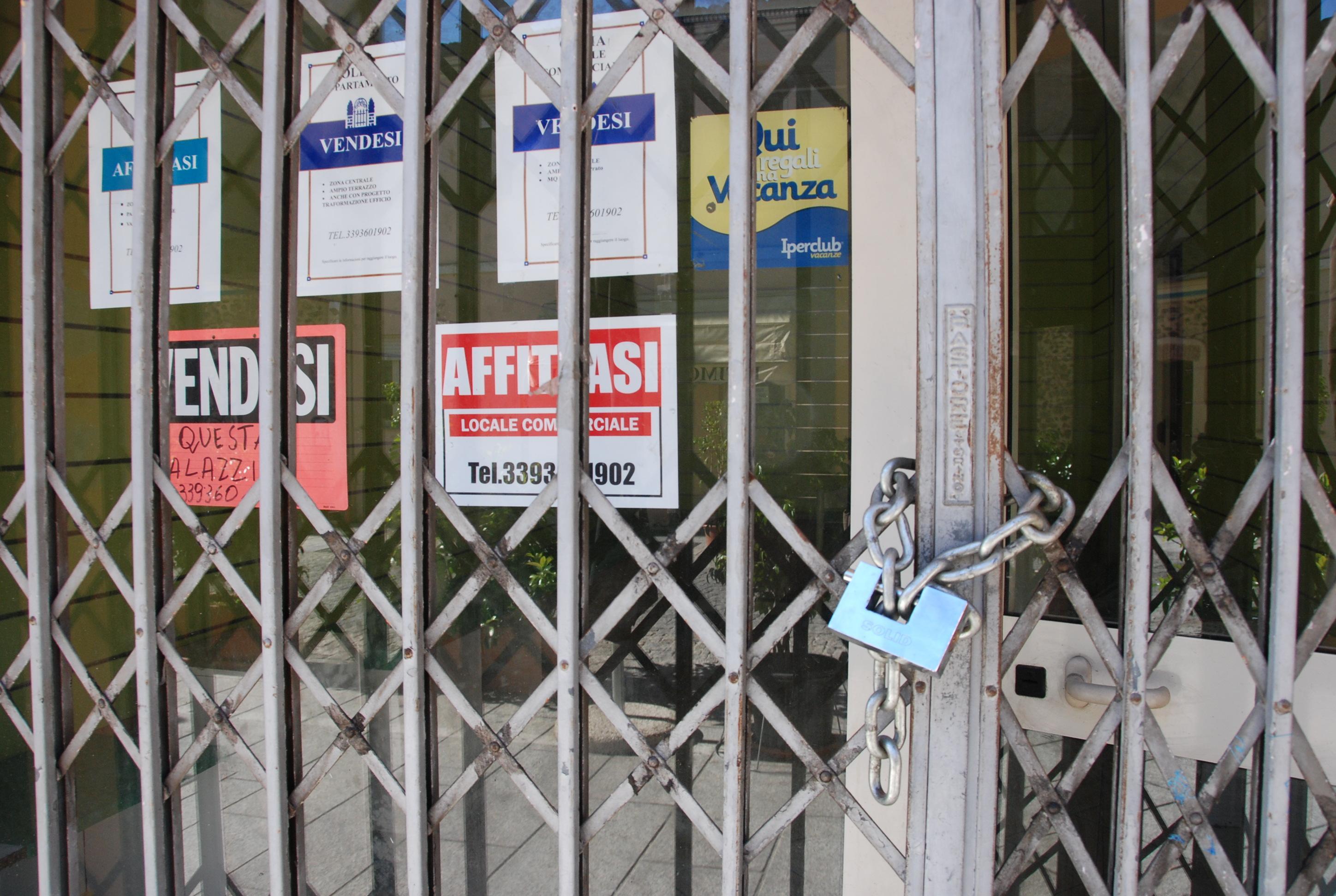Sulla Nuova in edicola sabato 26, negozi travolti dalla crisi in Sardegna