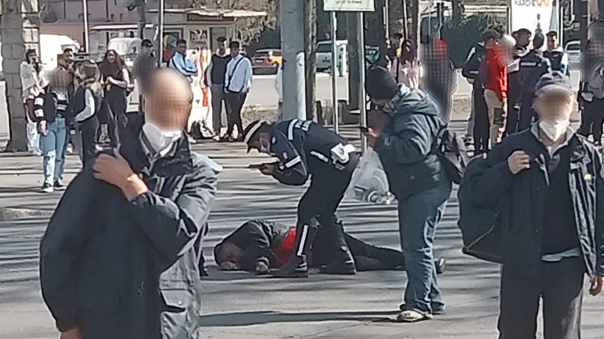 Modena, trentenne picchiato a sangue in stazione davanti agli studenti che aspettano il bus