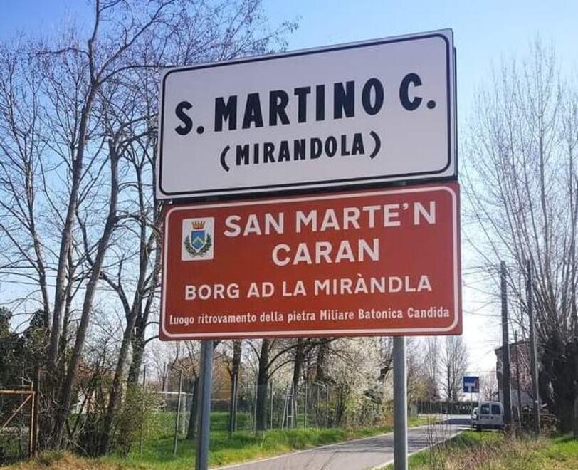 Mirandola, quei cartelli in dialetto criticati e derisi, tra gaffe, annessioni ed errori storici 