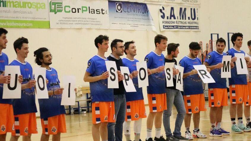 La partita si ferma e Matteo emozionato le chiede la mano: «Vuoi sposarmi?»