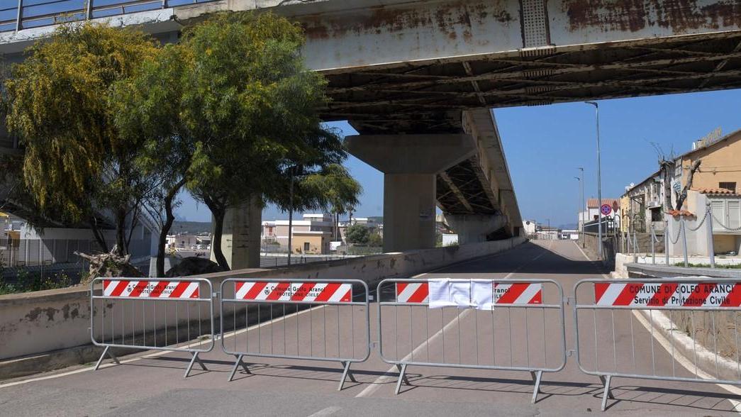 Golfo Aranci, cadono calcinacci dalla sopraelevata: stop alle navi