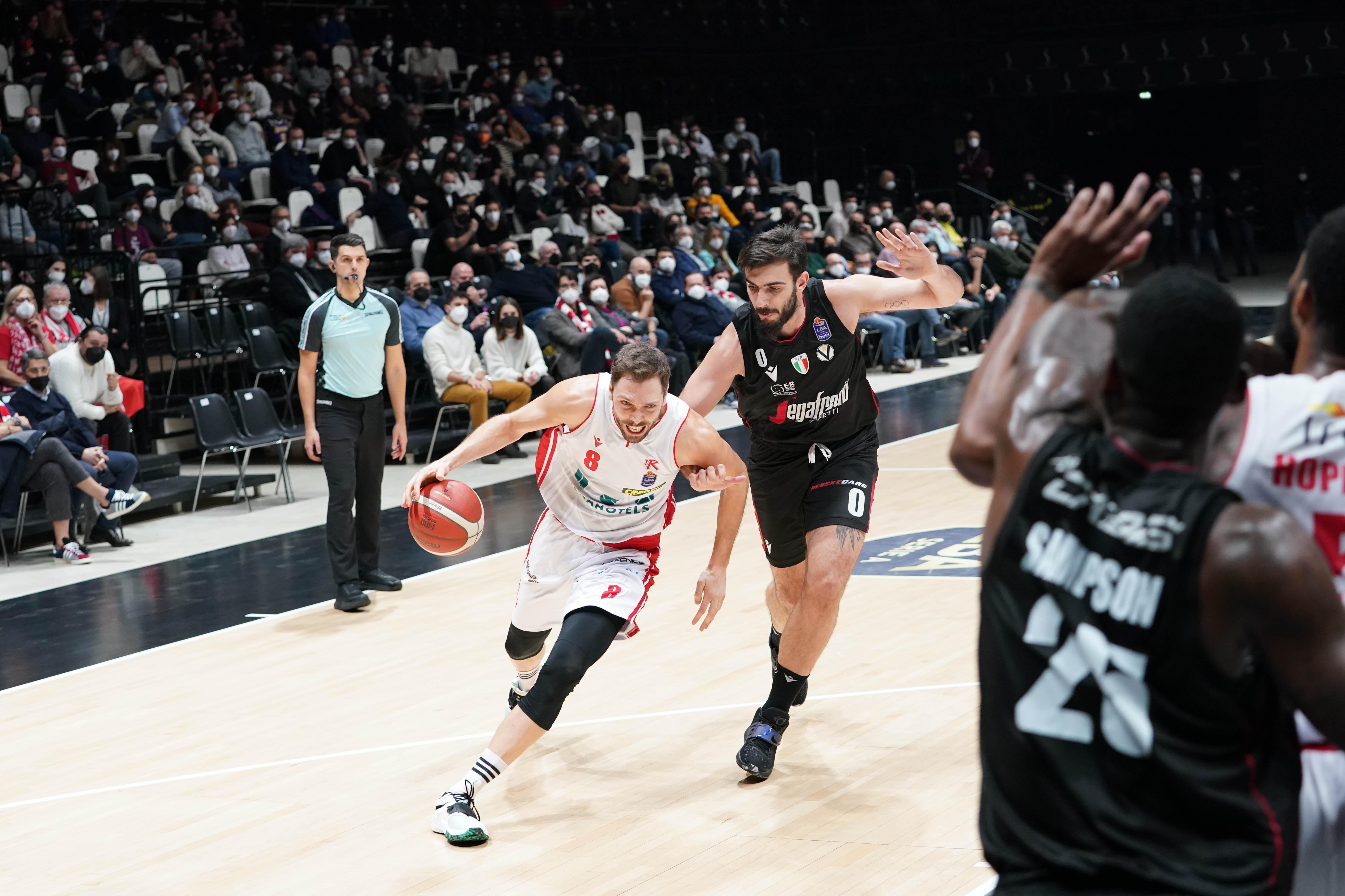 L'ex di turno Filippo Baldi Rossi in azione contro la Virtus Bologna nella gara d'andata