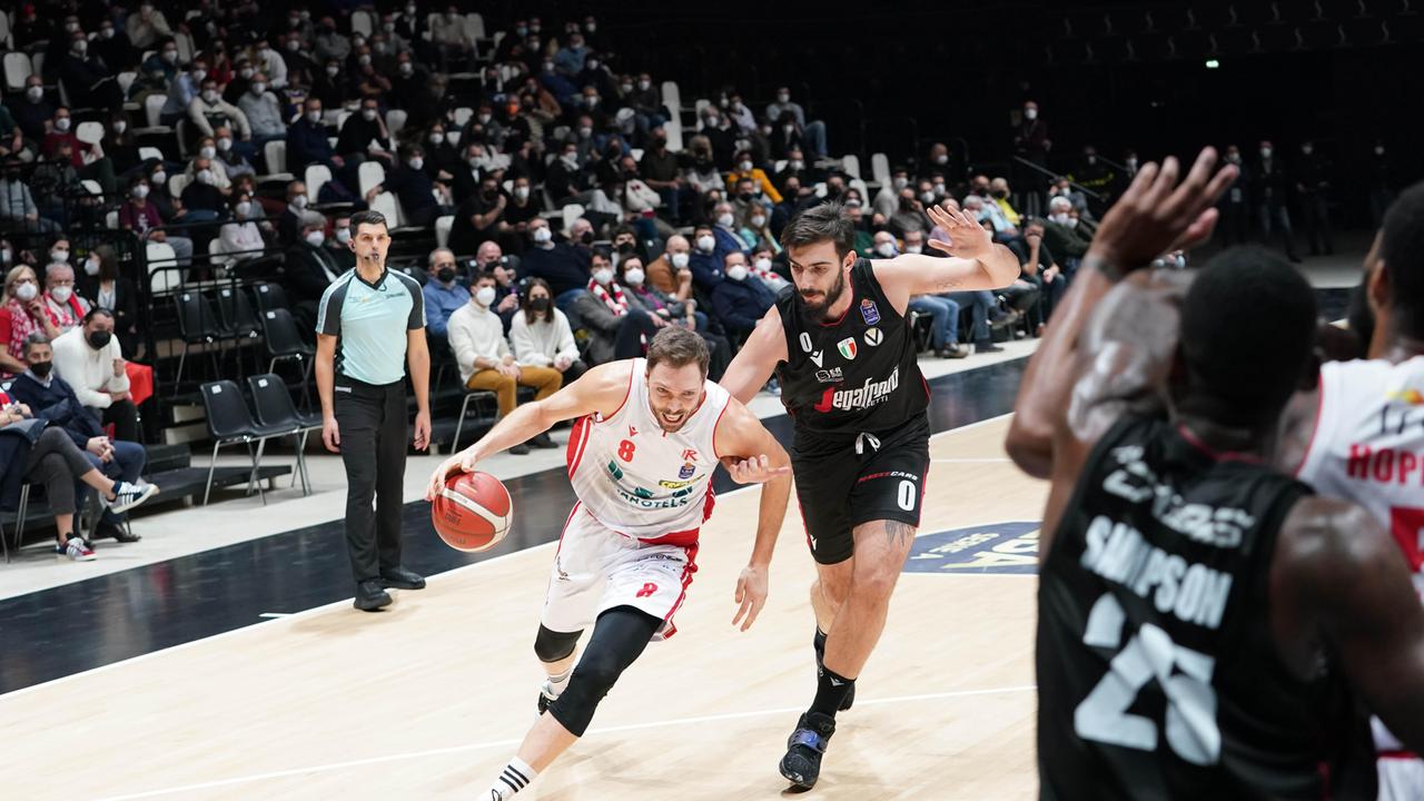 L'ex di turno Filippo Baldi Rossi in azione contro la Virtus Bologna nella gara d'andata