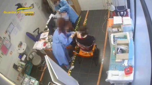 Falsi vaccini a Ferrara, trenta vogliono patteggiare