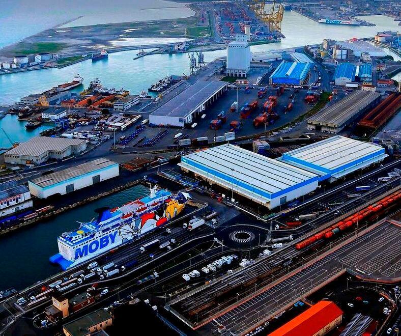 Porto di Livorno: in primo piano la Calata Pisa, sullo sfondo la Darsena Toscana (MUZZI)