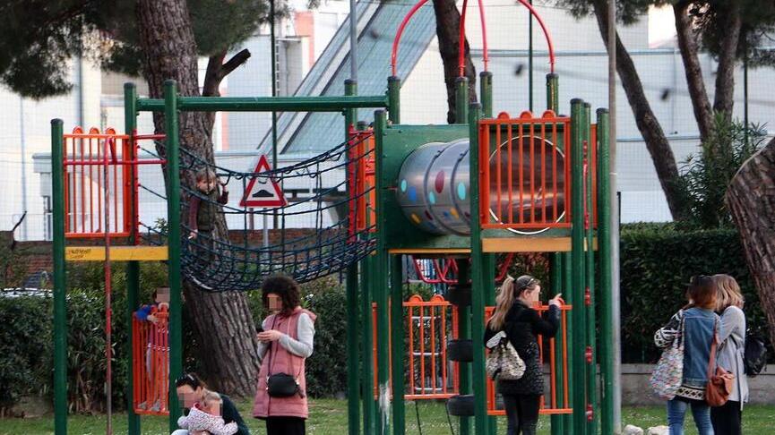 Mamme e bambini nei giorni scorsi al parco dei Ciliegi nel quartiere di Camponelli