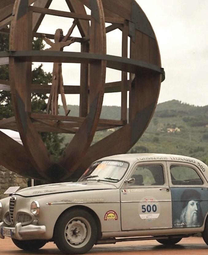 Un'auto d'epoca al monumento simbolo di Vinci