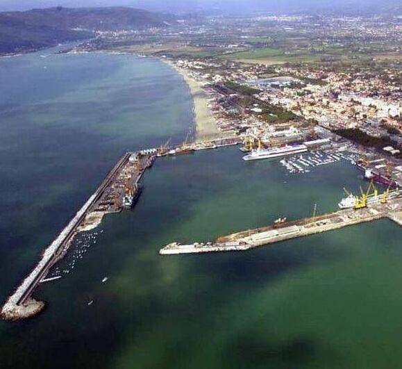 Uno scorcio del porto di Marina di Carrara (foto d’archivio)