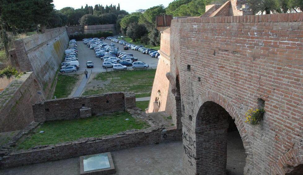 Il parcheggio del Vallo degli Arcieri visto dal bastione del Cassero (FOTO AGENZIA BF)