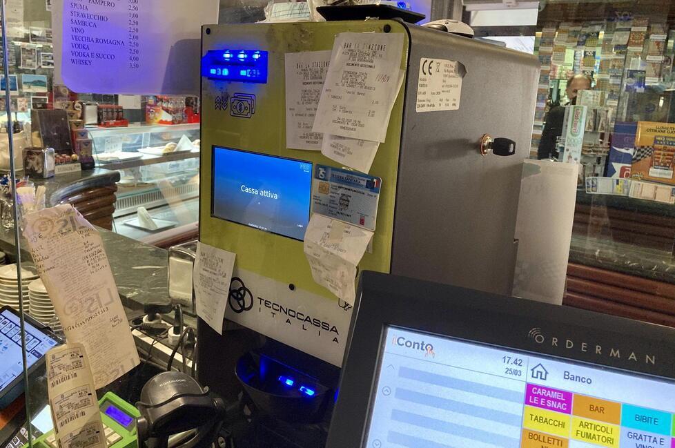Il bar tabaccheria preso di mira dai ladri (FOTO FALORNI/SILVI)