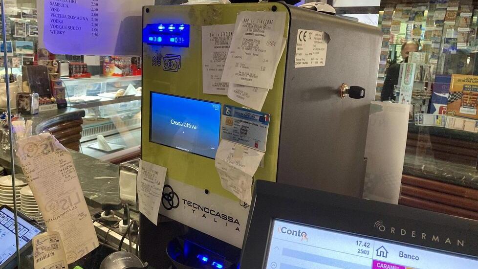 Il bar tabaccheria preso di mira dai ladri (FOTO FALORNI/SILVI)