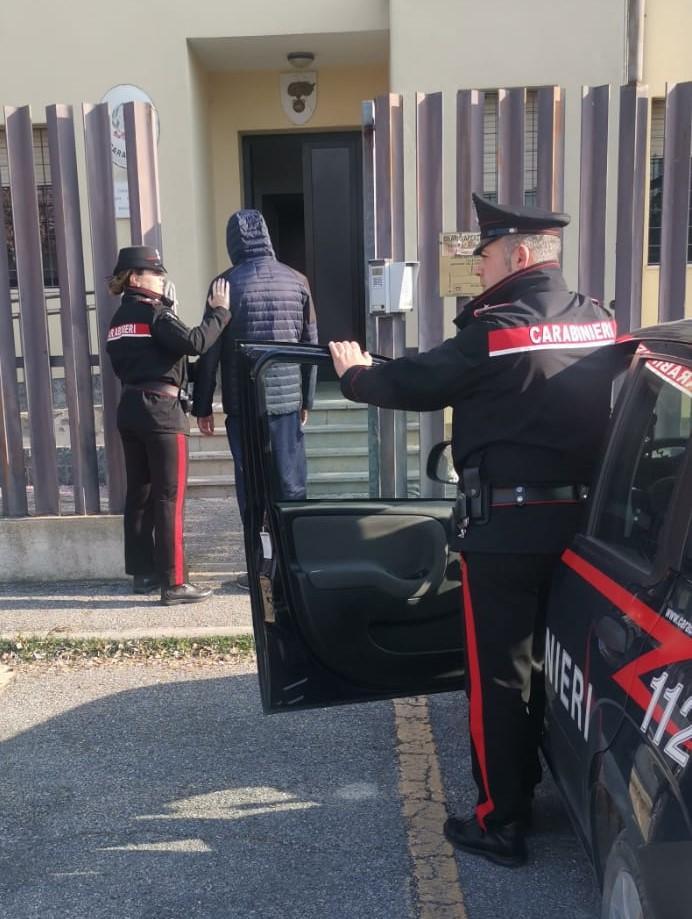 Estorsione a Santa Maria Codifiume, i carabinieri si appostano a casa della vittima e arrestano due persone