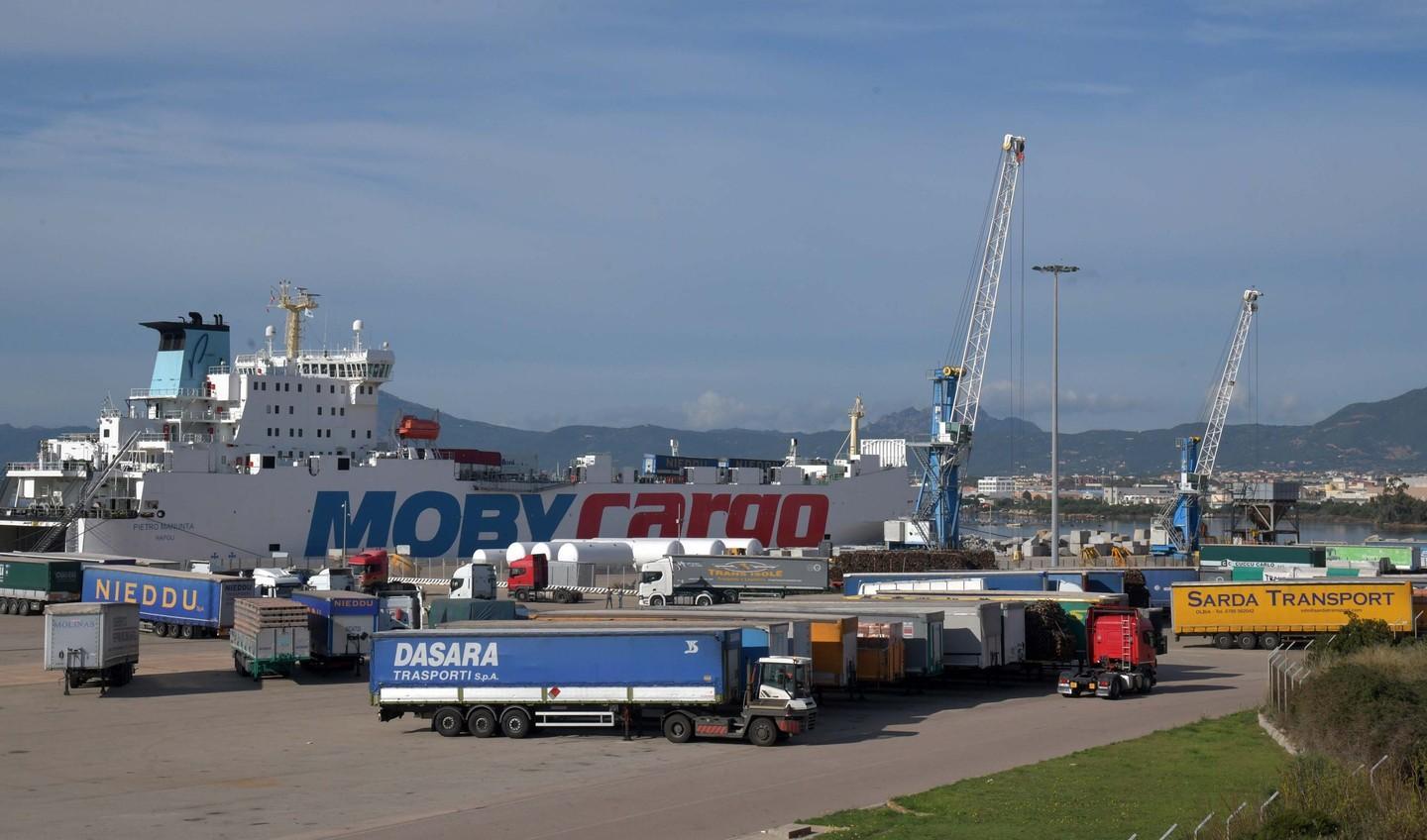Sardegna, stangata sui Tir: 60 euro in più all'imbarco