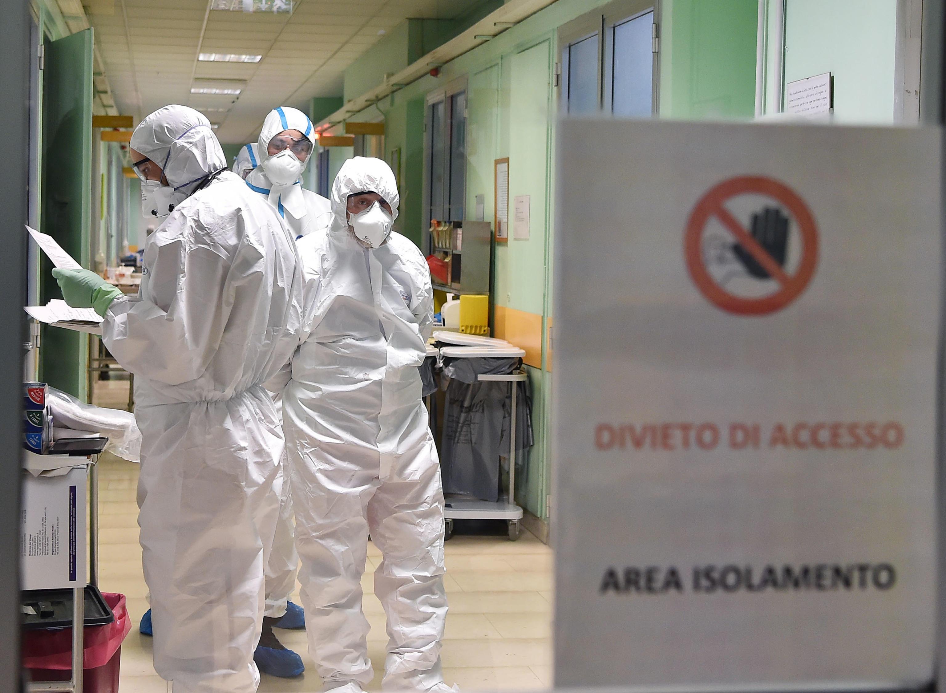 Covid, altri due lutti e 330 nuovi contagi