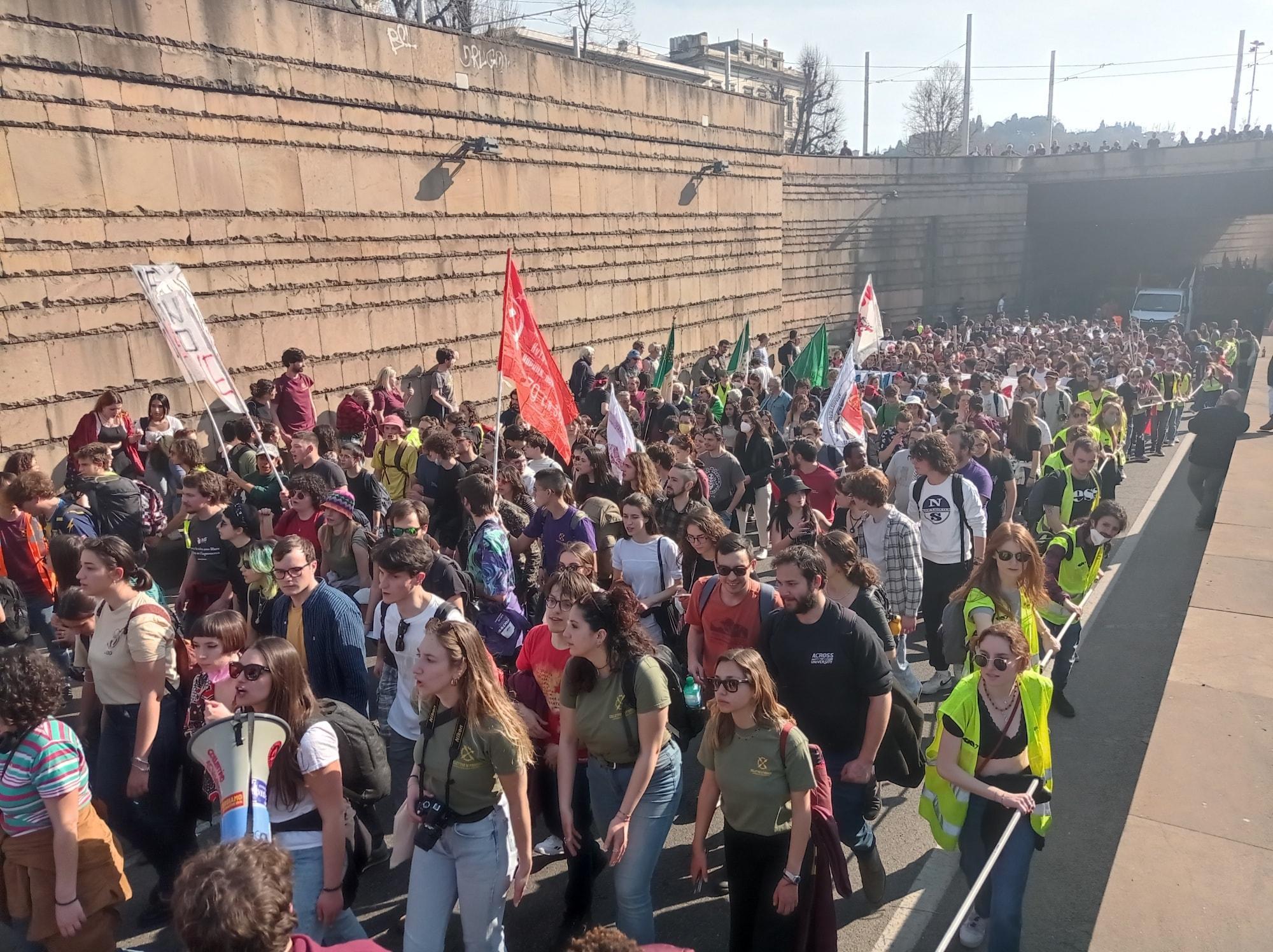 Il corteo Gkn si muove verso il centro di Firenze (Foto Facebook: Collettivo di Fabbrica Gkn Firenze)