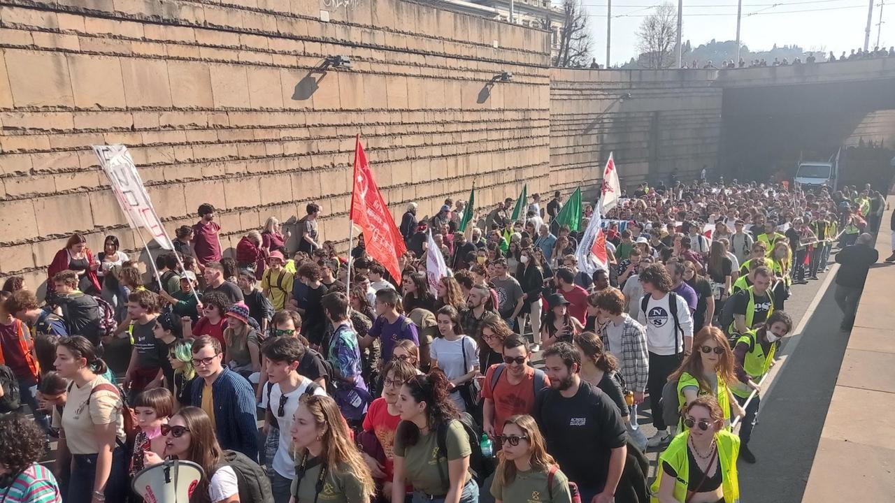 Il corteo Gkn si muove verso il centro di Firenze (Foto Facebook: Collettivo di Fabbrica Gkn Firenze)