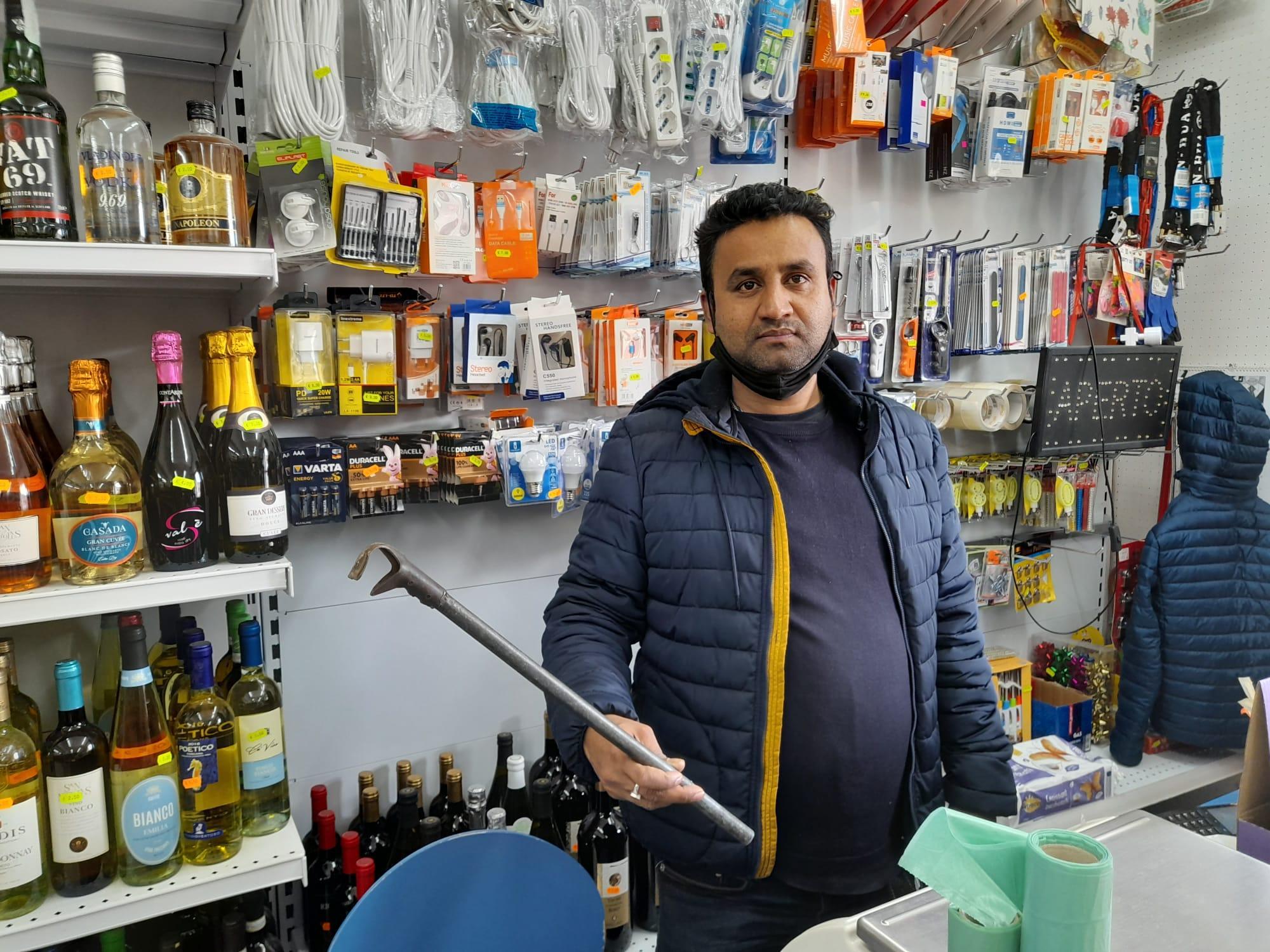 Faruk Hossain con il bastone