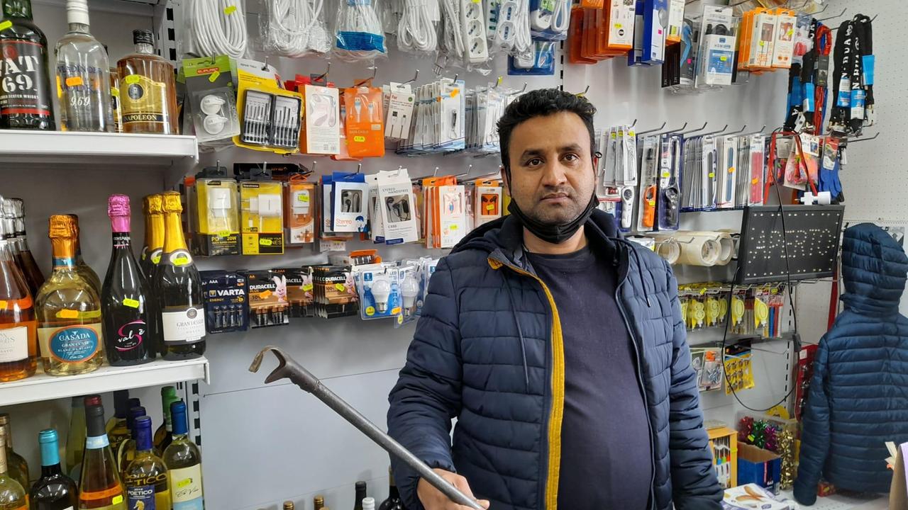 Faruk Hossain con il bastone