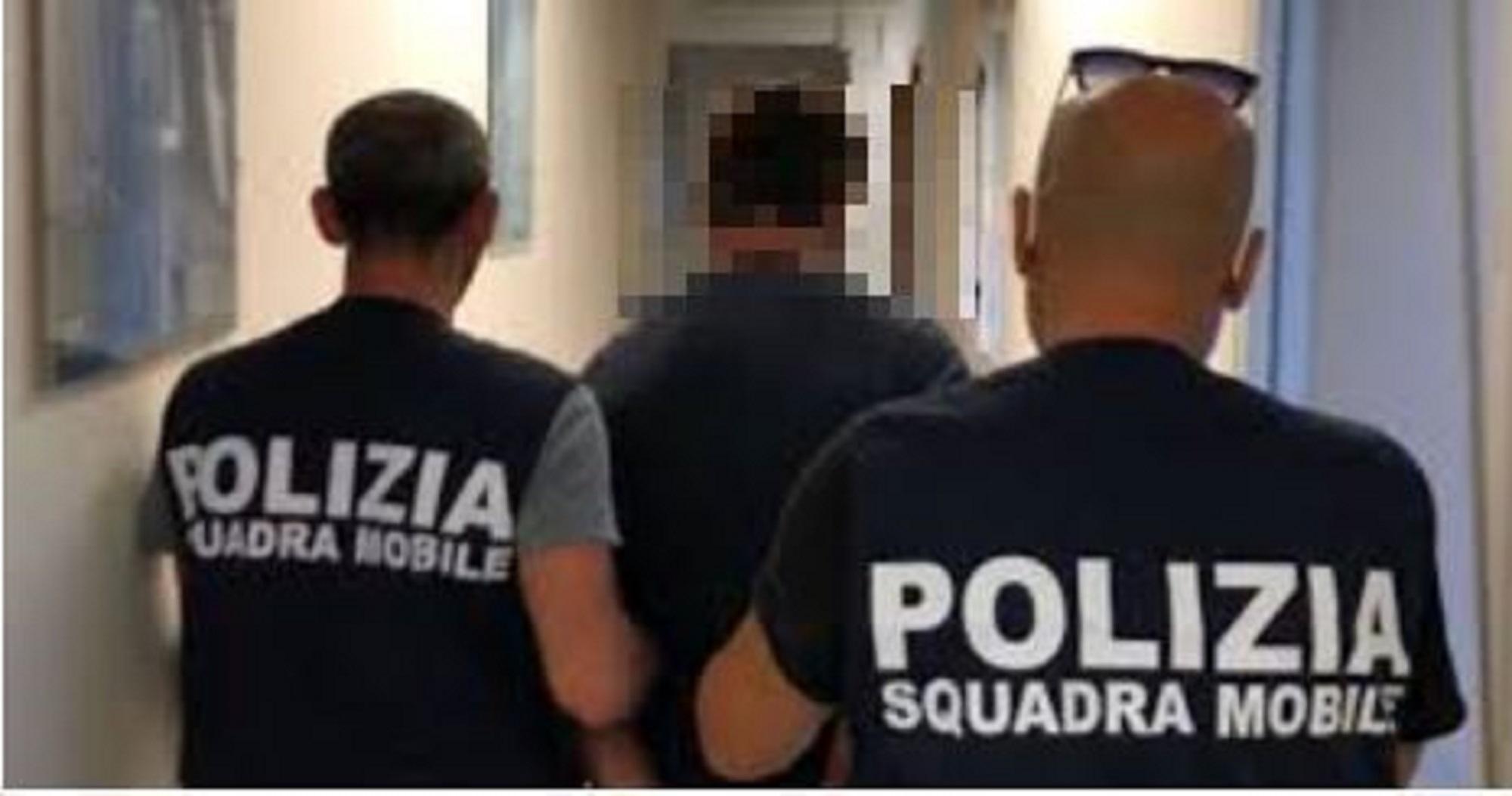 Un arresto degli agenti della Squadra mobile