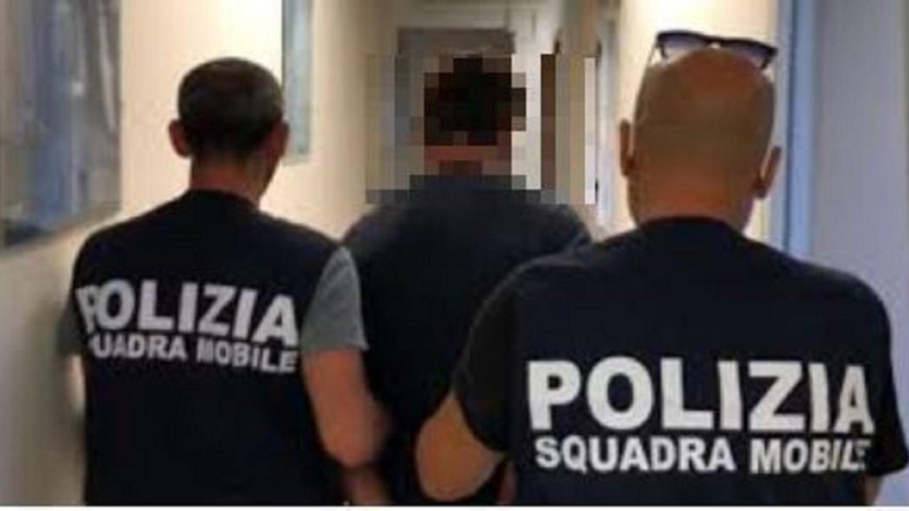 Un arresto degli agenti della Squadra mobile