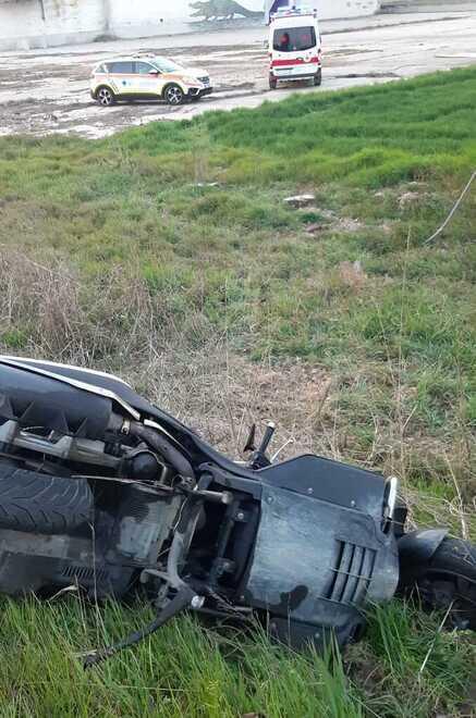 Luzzara, perde il controllo dello scooter e cade a terra 