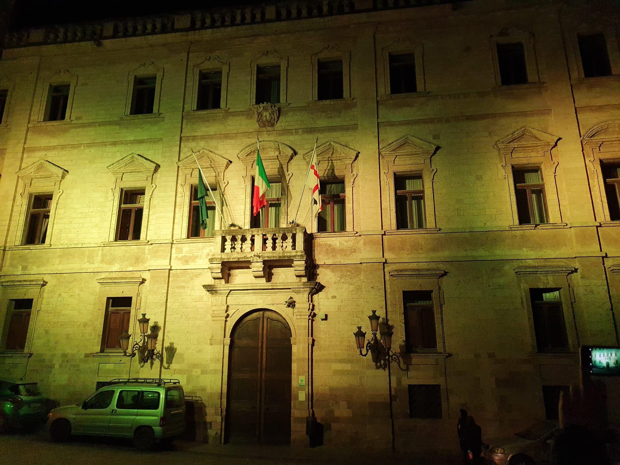 Facciamo luce sull'endometriosi, palazzi illuminati a Sassari