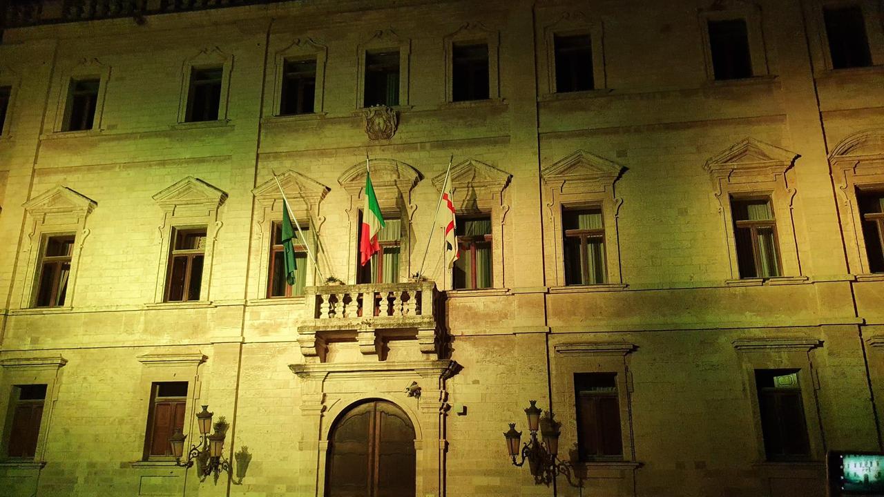 Facciamo luce sull'endometriosi, palazzi illuminati a Sassari