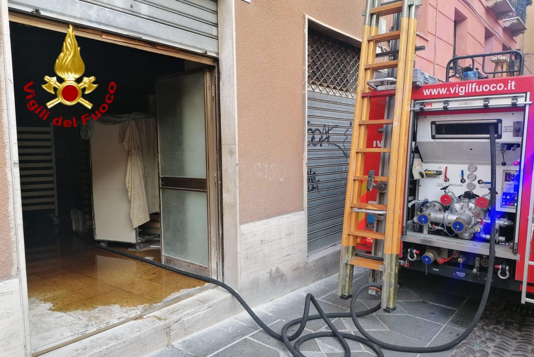 Cagliari, fiamme in un panificio: gravi danni