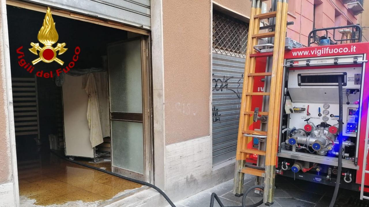 Cagliari, fiamme in un panificio: gravi danni