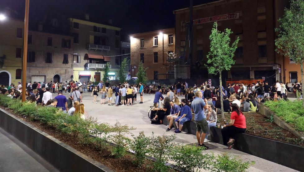 Ferrara, la rivolta dei residenti sul dopo movida: «Urinano e vomitano sulle nostre porte» 