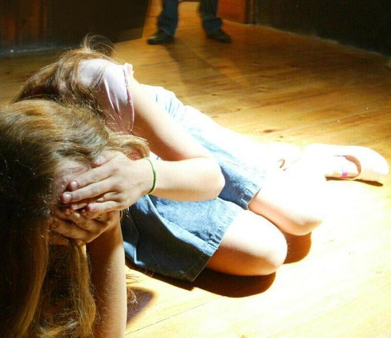 Violenza sessuale su una ventenne: «Stuprata in casa durante la festa» 
