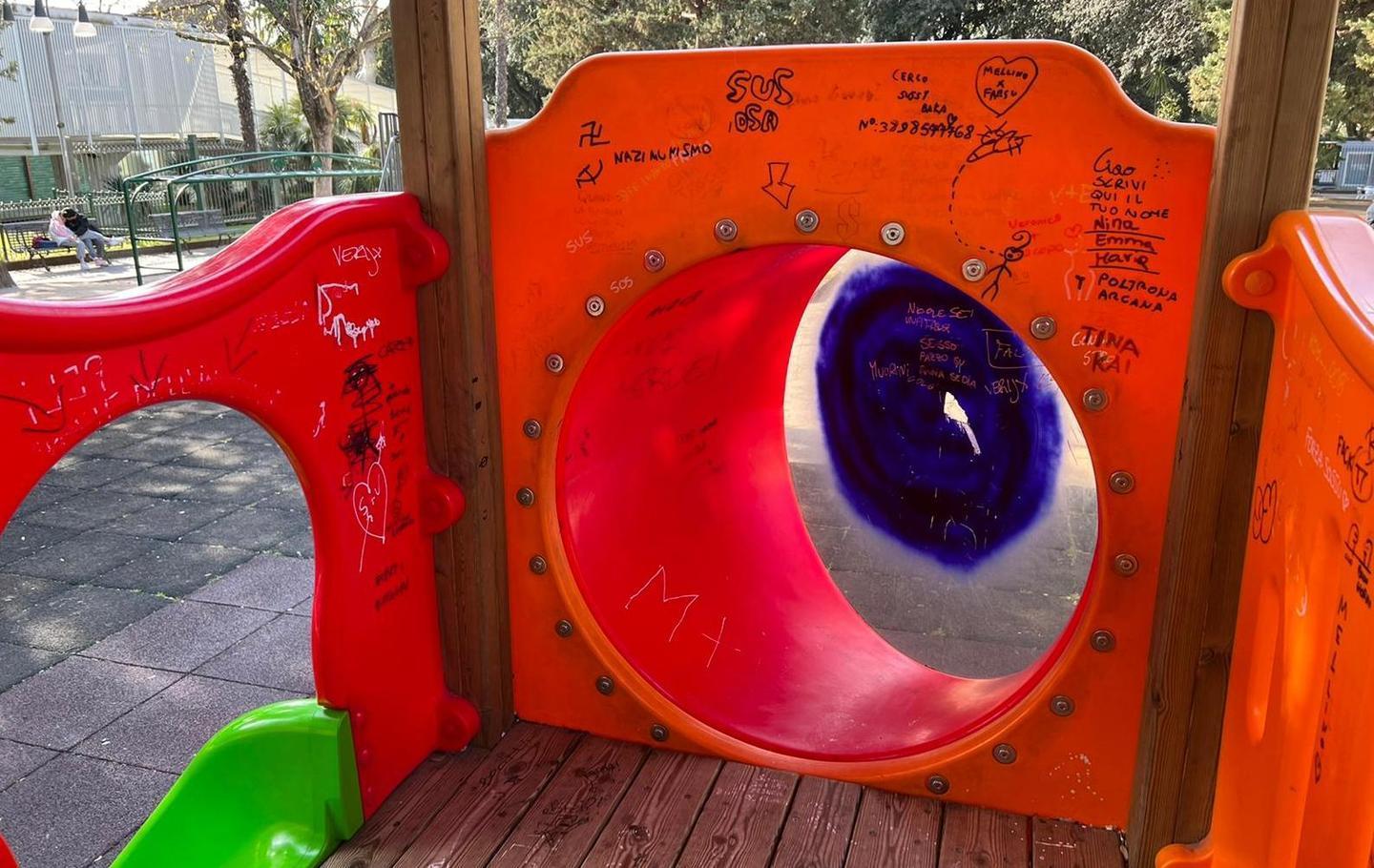 Sassari, i vandali imbrattano i giochi dei giardini pubblici