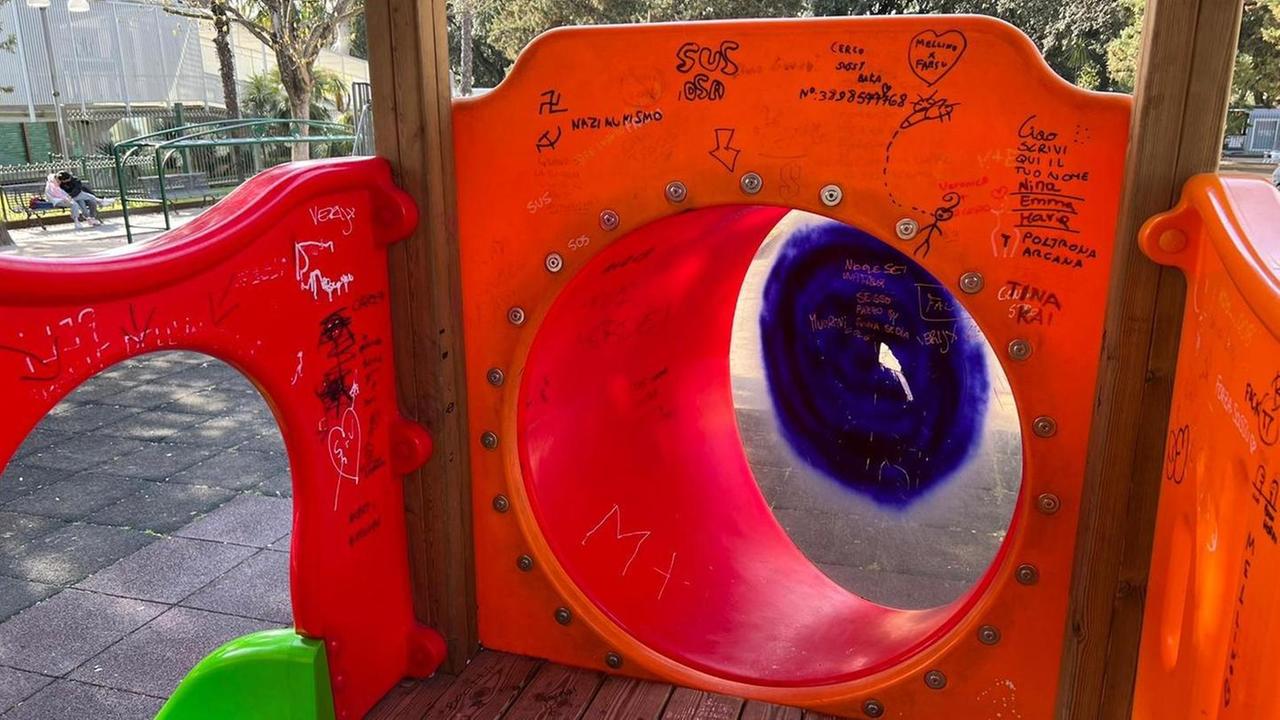 Sassari, i vandali imbrattano i giochi dei giardini pubblici